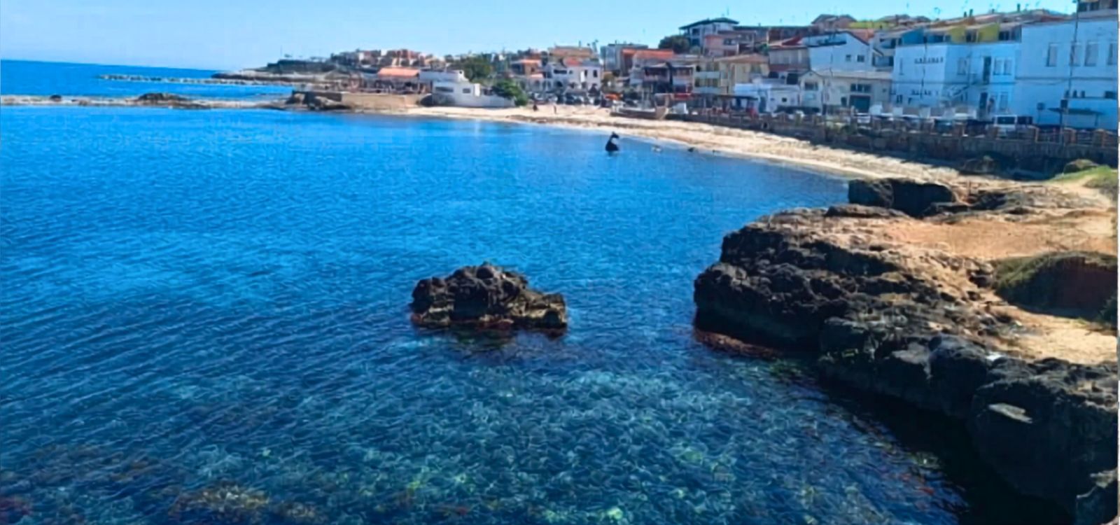 Foto dello Scoglio Lungo di Porto Torres a cui è riferito l'articolo dell'Unione Sarda.