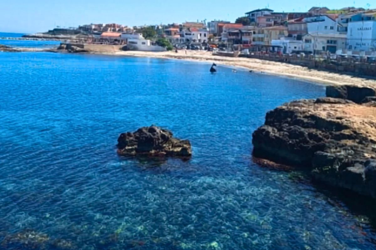 Foto dello Scoglio Lungo di Porto Torres a cui è riferito l'articolo dell'Unione Sarda.